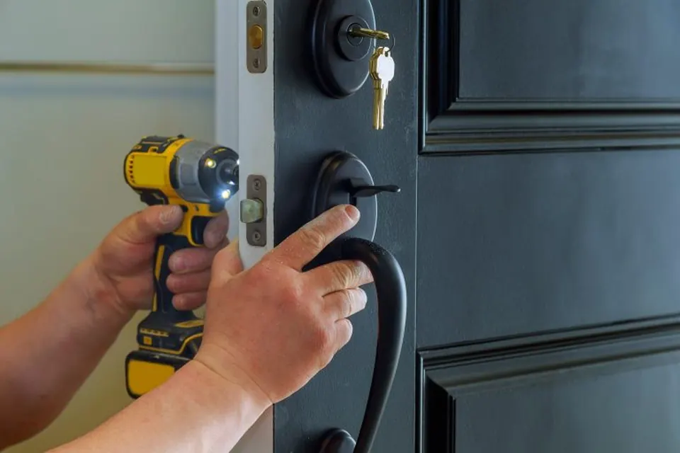 Slotenmaker plaatst een nieuw slot